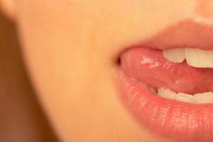 Обветрились губы: чем мазать кожу у детей, если обветрены по кругу – чем лечить обветривание у ребенка